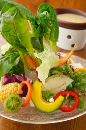 素材の持ち味を前面に出した『新鮮野菜のバーニャカウダー』