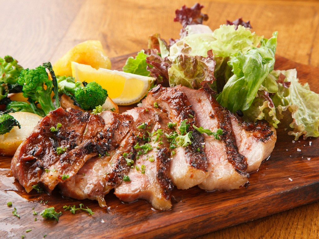 極上の美味しさが味わえる『三河豚のロース　西尾の豆みそソース炭火焼き』