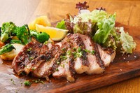 豆みそと西京みそを使った秘伝のソースを三河豚に絡めて香ばしく炭火で焼き上げた一品。一噛みごとにジューシーな肉汁が溢れ出します。