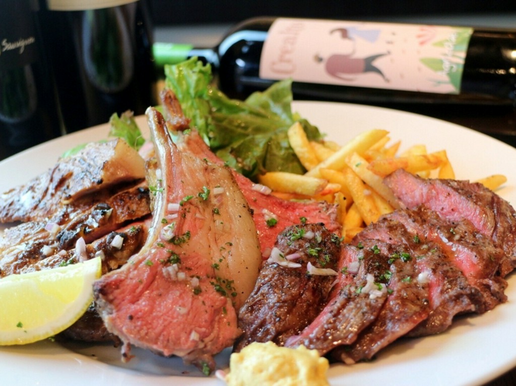 店内で炭火焼き！おすすめの【肉盛り合わせ】