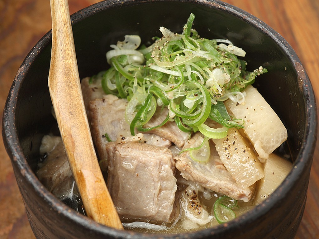 3つの味で楽しめる、じっくり時間をかけた『牛すじ煮込み』