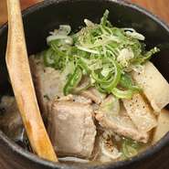 牛すじ肉を6時間かけてじっくり煮込んだ逸品。脂身を丁寧に取り除いているため、肉の旨みが存分に味わえます。塩・醤油・味噌の3つの味が選べます。
