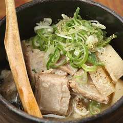 3つの味で楽しめる、じっくり時間をかけた『牛すじ煮込み』
