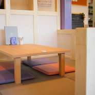 靴から解放されて足を伸ばしてリラックスできるの半個室は、女子会にも理想的です。まだ歩けない月齢の子供がいても、抱っこやベビーカーに頼らず利用できるのも魅力のひとつ。
