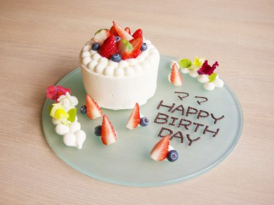 通常のランチデザートに無料でメッセージを描くこともできます。