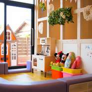 開放的な空間作りを演出する、光の差し込む前面広い窓。おしゃれな雰囲気の店内で、キッズコーナーで子供を遊ばせながらママたちもゆったりくつろぐことができます。
