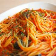 シェフが厳選した、もちもち食感の生パスタ。ソースは三種類の中から。内容は季節替わりでいただけるのが嬉しい。