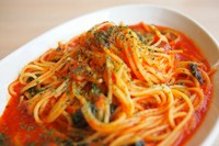 シェフが厳選した、もちもち食感の生パスタ。ソースは三種類の中から。内容は季節替わりでいただけるのが嬉しい。