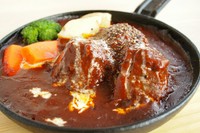 特製のデミグラスソースでじっくりと煮込み、一晩以上寝かせて完成。肉が一段と柔らかく、濃厚なソースで味わえます。