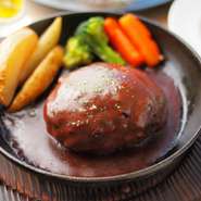 自家製の手ごねハンバーグはふっくらと柔らかく、時間をかけて煮込んだデミグラスソースでお召し上がりいただきます。