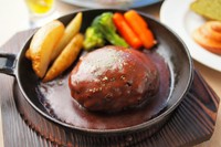 自家製の手ごねハンバーグはふっくらと柔らかく、時間をかけて煮込んだデミグラスソースでお召し上がりいただきます。