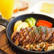 柔らかくさっぱりした甘味のあるお肉が特徴の合鴨。200gでご提供します。