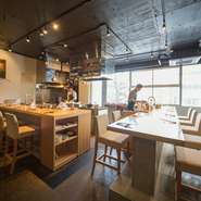 「劇場」を意味する店名にちなみ、開放的なキッチンで繰り広げらるシェフとスタッフの動きも楽しめるように工夫されています。まるで劇場にいるかのような臨場感を、是非味わってみませんか。