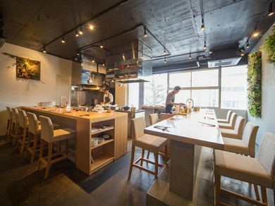 シェフやサービススタッフの動きが見渡せるオープンキッチン