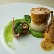 季節感を大切に、北海道の旬の素材を使ったコース料理が秀逸。四季折々の風情を感じさせる、華やかでありながら繊細な盛り付けに、思わず目を奪われます。