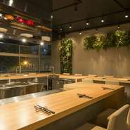 名の通りの、360°見渡せるカウンター内の開放的なオープンキッチン。でき上がるシェフの料理を眺めながら、ゆったりとしたカウンター席で、お料理とワインを楽しむのはとっておきの贅沢です。