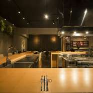 開放的なオープンキッチンで、シェフの料理ができていく様を見ながら、ゆったりと過ごす時間に幸せを感じます。コースもお1人様から注文可能。21：00以降はバータイムとなり、アラカルトも利用できます。