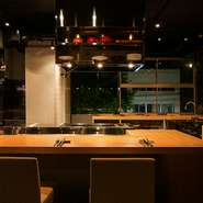 劇場型カウンターで、華麗なシェフの手仕事を眺めながら、沈黙を楽しむのも乙なもの。心の通い合った二人だからこその、心地よい時間静かな時間を満喫できます。