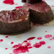 季節の最良の食材を使用した全8皿で構成されるコース料理。※食材の仕入状況によって内容が変わる場合があります。