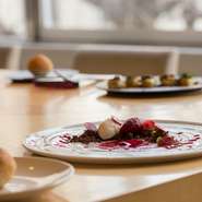 ・始めに
　
・鰹　ビーツ　サワークリーム
　
・平目　焼き茄子　アサリ

・スパゲッティーニ　白魚　春菊

・エムクロス　人参　バルサミコ

・栗　カシス　マスカルポーネ

・小菓子
