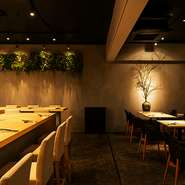 店名の通りの、360°見渡せるカウンター内の開放的なオープンキッチンと奥に個室対応も可能なテーブル席。