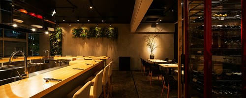店名にもある「teatro」劇場を意味したライブ感溢れる店内