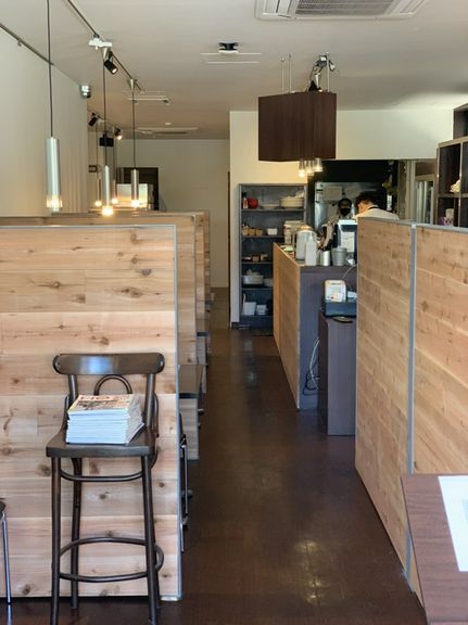 木のぬくもりを生かした優しい雰囲気の店内で楽しむ美食デート
