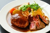ビーフステーキ
柚子おろし（柚子の香りが爽やかな大根おろしソース）
山わさび醤油（肉の旨味を引き出すピリ辛ソース）