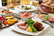 「豪快豚肩ロースのグリル」がメインの大皿料理（全6品）