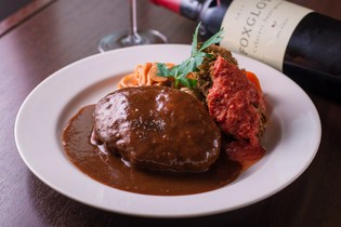 仕入れられる肉の中から上質の食材でつくる『ハンバーグ』