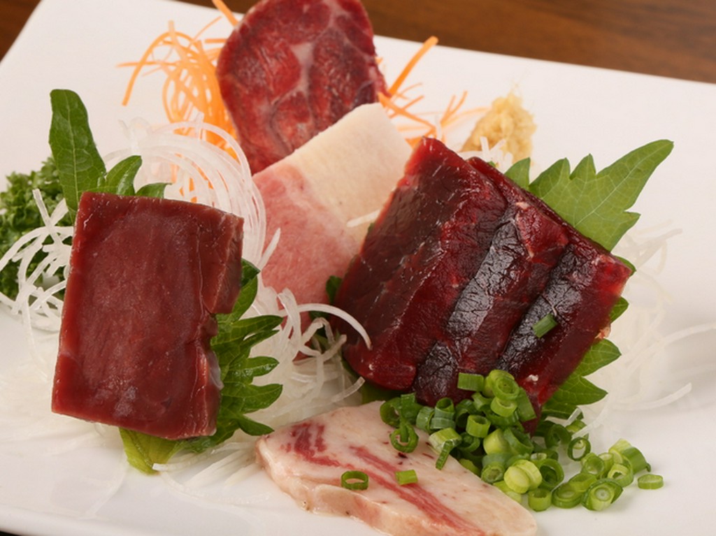 希少部位の刺身やベーコン、ユッケなどの珍しい鯨料理