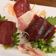 網走は、日本に数か所しかない捕鯨基地のひとつ。【喜八】では、「畝須（うすね）」や「鹿の子」、「さえずり」といった希少部位の刺身、ベーコン、ユッケ他、珍しい鯨料理をいろいろと食べることができます。