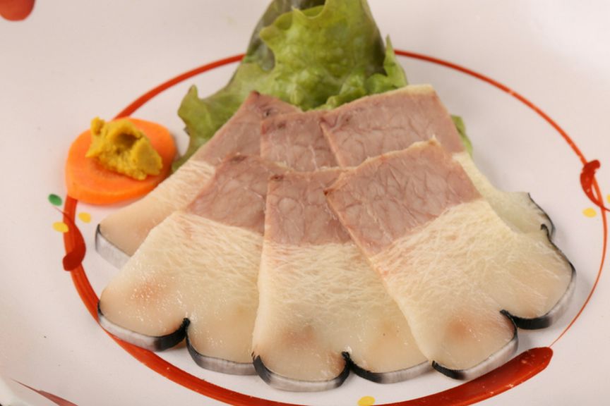 素材のよさを生かすため、塩のみで仕上げた『手造りベーコン』