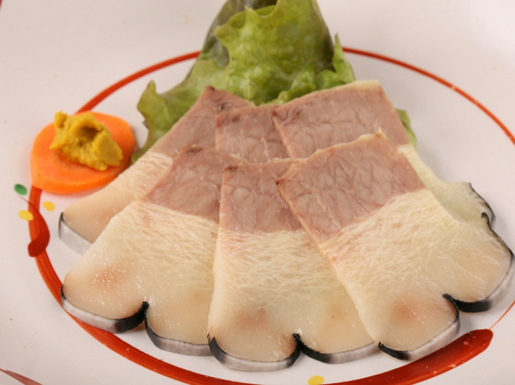 素材のよさを生かすため、塩のみで仕上げた『手造りベーコン』