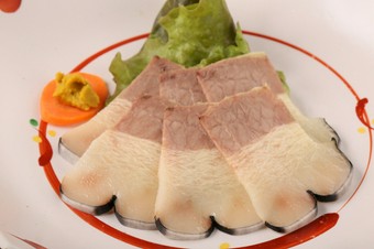 素材のよさを生かすため、塩のみで仕上げた『手造りベーコン』