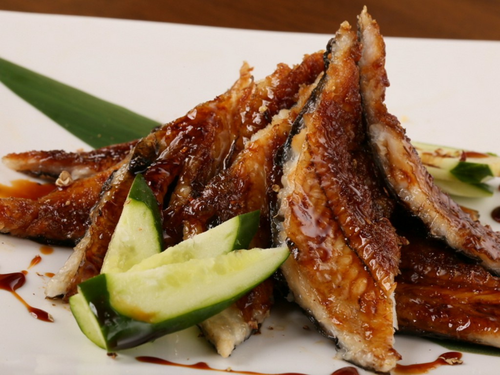 正体はハモではなく、旨みたっぷりの黒いアナゴ『網走産カラスハモ照焼』