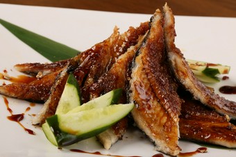 正体はハモではなく、旨みたっぷりの黒いアナゴ『網走産カラスハモ照焼』