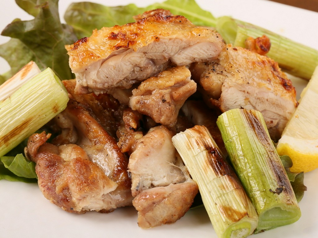 知床若鶏の上品な旨みと葱の自然な甘みがマッチ『鶏モモと長葱の山賊風』