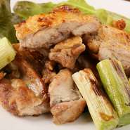 知床の雄大な自然に育まれた若鶏のモモ肉を使用。それに長葱を合わせて、炭火でじっくり焼き上げた人気のメニューです。鶏肉の旨みと長葱の甘みが見事にマッチしています。