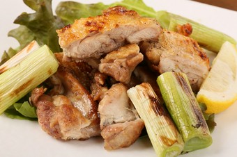 知床若鶏の上品な旨みと葱の自然な甘みがマッチ『鶏モモと長葱の山賊風』
