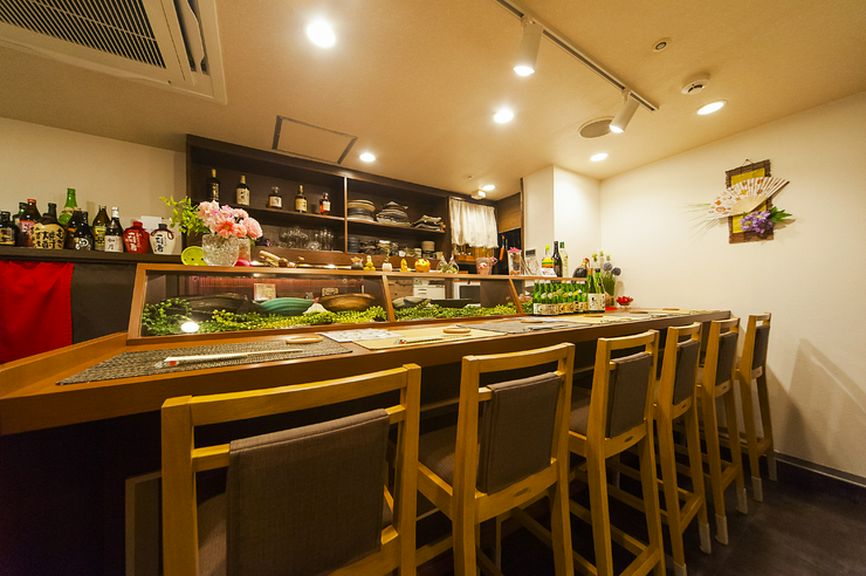 カウンター中心の店造り。お一人様も多く落ち着いて過ごせる