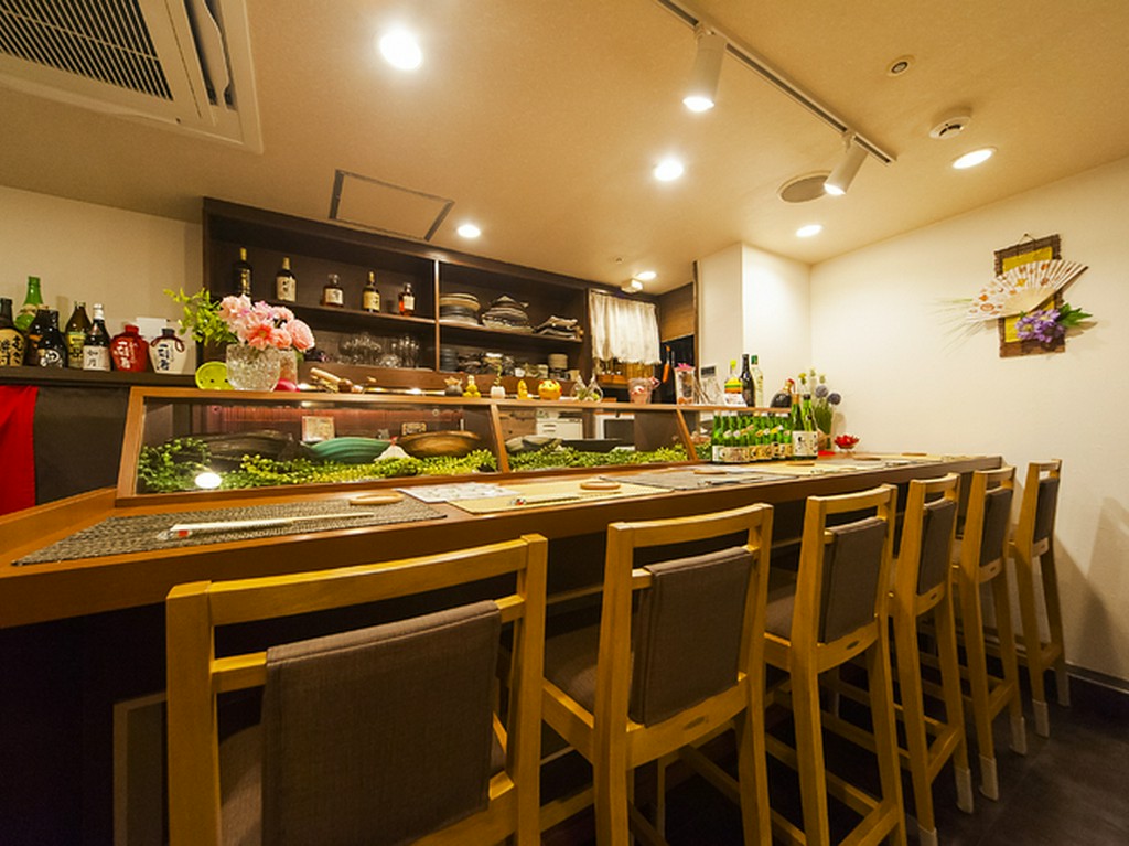 カウンター中心の店造り。お一人様も多く落ち着いて過ごせる