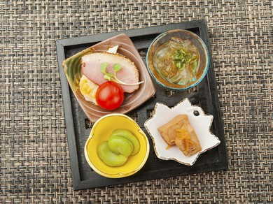 季節と懐かしさを感じる、お酒のお供『お通し』