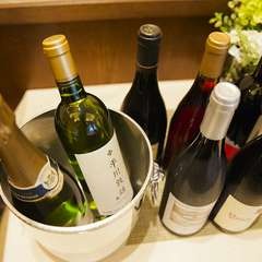 フランス産から北海道産まで、幅広く取り揃えられたワイン