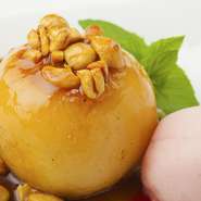 丸ごとローストした桃に、ナッツと桃のリキュールソースを添えた『桃のロースト、ナッツとカラメルのソース』8月から9月にかけての限定メニュー。10月『梨のロースト』と合わせて、人気のデザートです。