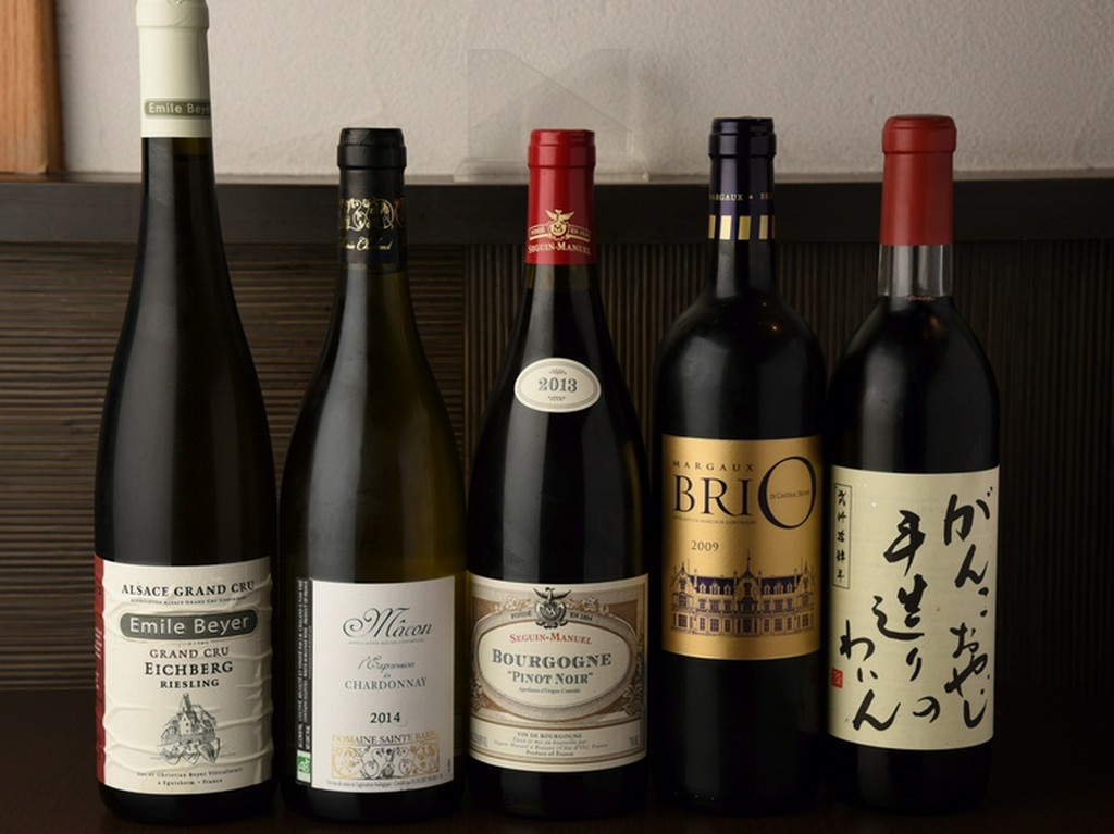 オーナーがセレクトした、蕎麦にあうワインがラインナップ