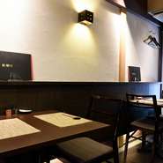 コースなら「河内鴨」を存分に味わえる鍋料理に、〆の蕎麦を入れて出汁ごと楽しめるのでおすすめ。アラカルトでも前菜の盛り合せや燻製など、お酒によく合うメニューが揃っています。