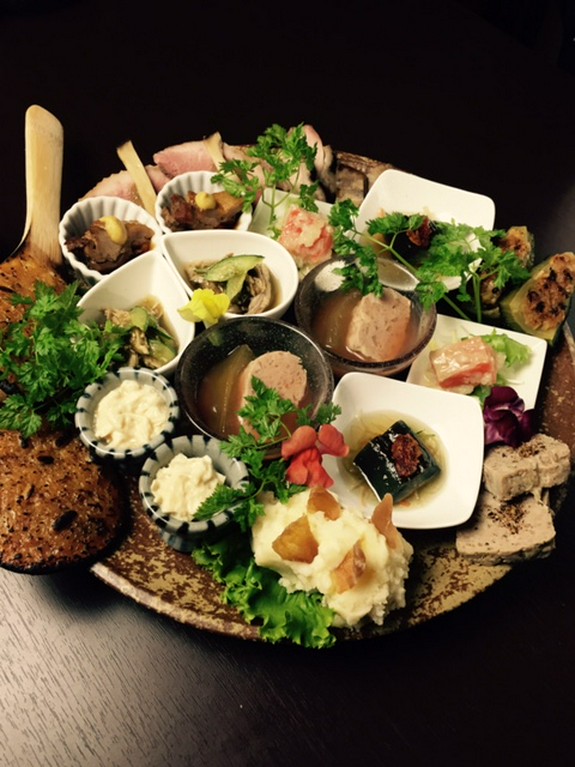 彩りも豊かな様々な種類をあじわえる『前菜盛り合わせ』