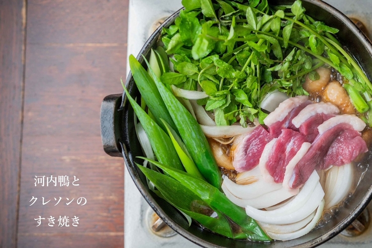 Hidangan sukiyaki bebek kawachi dan selada air