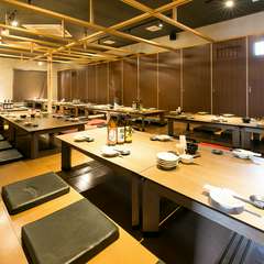 ふすまを取り払った、お座敷席で大人数の宴会ができる